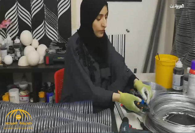 مستخدمة علم الكون والرياضيات.. شاهد: فنانة سعودية تحول الأسلاك المعدنية والأنابيب البلاستيكية لتحف فنية!