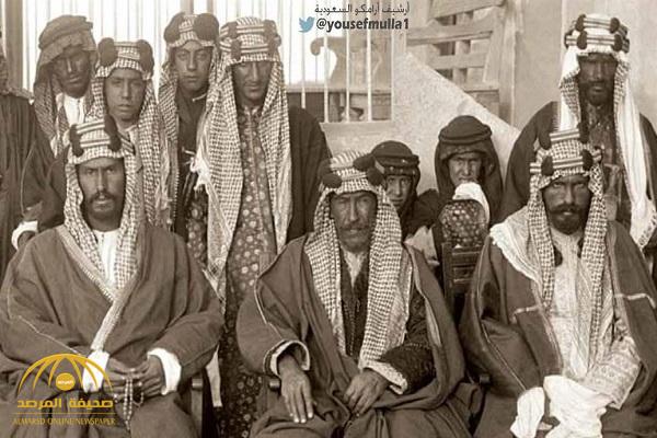شاهد.. صورة نادرة للملك "عبد العزيز"  قبل 100عام  وبجانبه يجلس عدد من  الأمراء