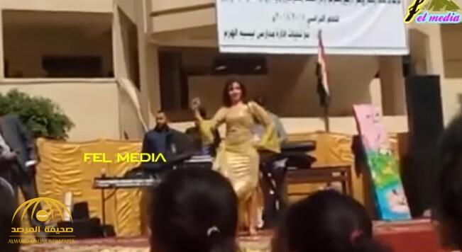 بالفيديو والصور .. مدرسة مصرية تستعين براقصتين في حفل لتكريم المتفوقين