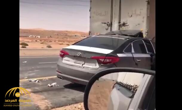 انشغل بالجوال أثناء القيادة: شاهد بالفيديو.. ما حدث لقائد المركبة التي اصطدمت بشاحنة في الرياض!