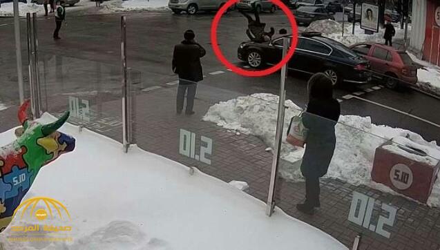 شاهد بالفيديو..  موكب الرئيس الأوكراني يدهس  رجلاً مسناً أثناء عبوره الطريق