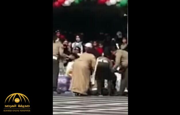 شاهد بالفيديو.. لحظة سقوط عسكري بشكل مفاجئ أثناء مرور موكب أمير الكويت  
