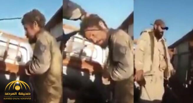 "الموت رميًا بالرصاص أو ذبحًا بالسكين".. شاهد بالفيديو: أسير لدى النظام السوري يفضل قتله بهذه الطريقة!