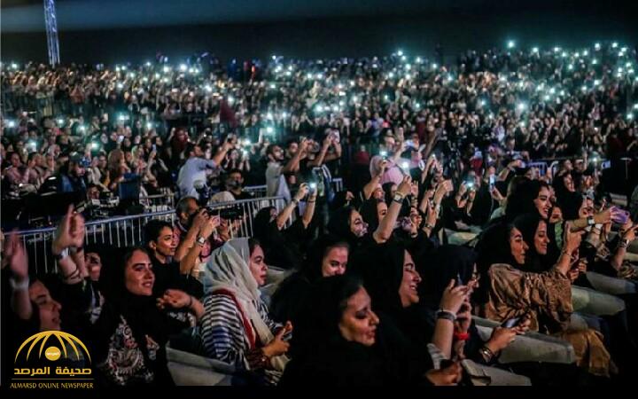 بالفيديو والصور .. شاهد حضور  جمهور نسائي غير مسبوق لحفل الفنان "تامر حسني"  بجدة