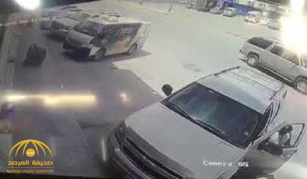 بالفيديو .. لص يسرق سيارة "تاهو" في الرياض .. شاهد كيف حاول صاحبها منعه