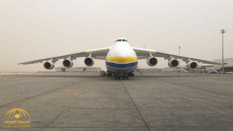 بالصور.. أكبر وأثقل طائرة في العالم تهبط بمطار الملك فهد بالدمام.. وهذه أبرز مواصفاتها!