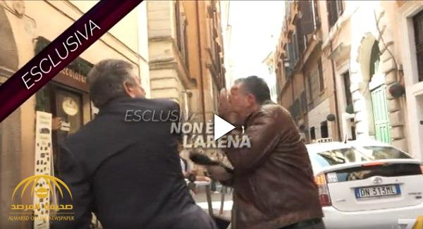 شاهد : تصرّف مُفاجئ وغريب .. وزير إيطالي يصفع صحفياً على الهواء لهذا السبب !