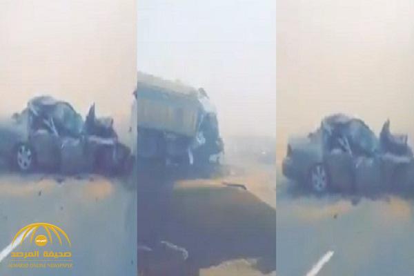 شاهد .. حادث مروع بوادي الدواسر بسبب العاصفة الترابية