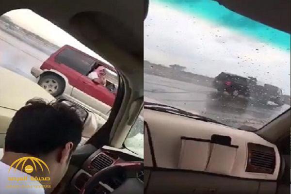بالفيديو .. شاهد ماذا حدث لمفحط استعرض بسيارته أثناء هطول الأمطار