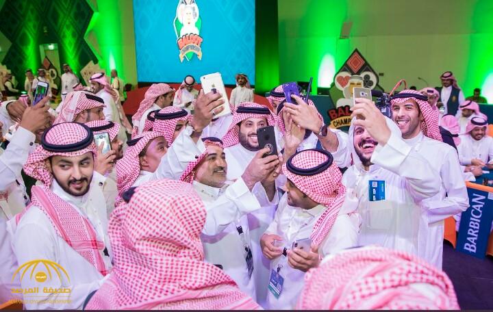 القوس ينشر صورة "آل الشيخ" مع الجمهور في بطولة المملكة للبلوت.. وهكذا علق المغردون