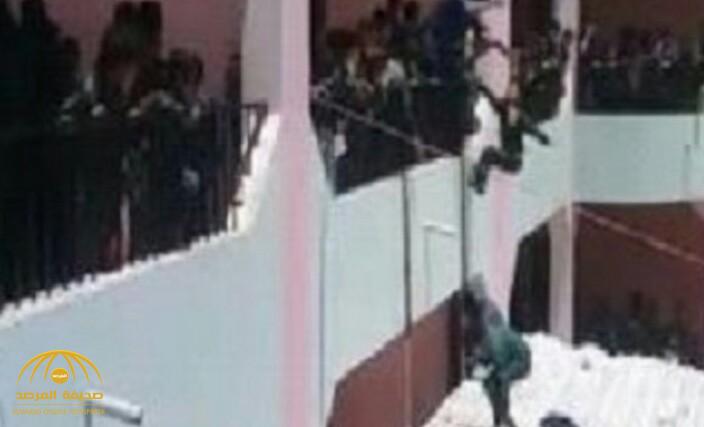 بالفيديو .. مدير مدرسة يمنية يلقي الطلاب من الطابق الثاني