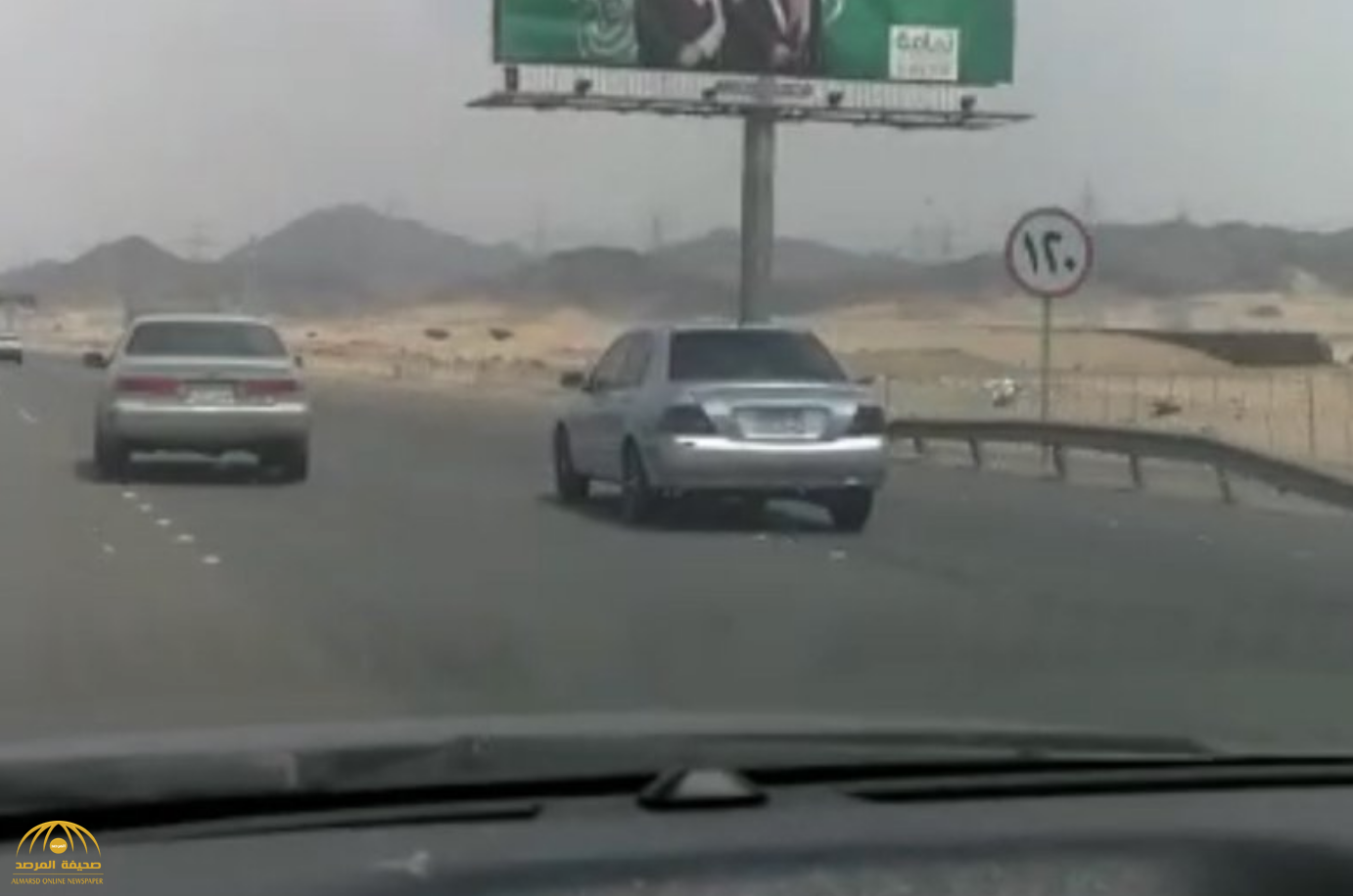 شاهد .. فيديو وثقه "مواطن" يكشف لغز  مطاردة ومراوغة بين سيارتين على طريق جدة مكة السريع!