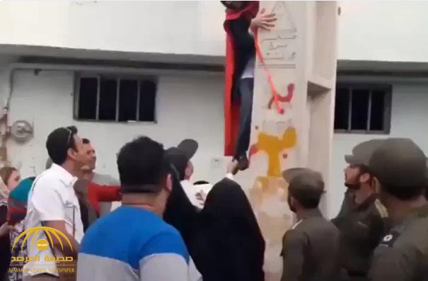 شاهد .. الشرطة الإيرانية تسحب امرأة من قدمها بقوة و تسقطها أرضاً !