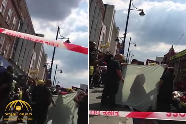 شاهد .. مسعفون يغطون فتاة خلعت ملابسها في الشارع بعد هجوم بـ "الأسيد" في لندن بستارة شفافة !