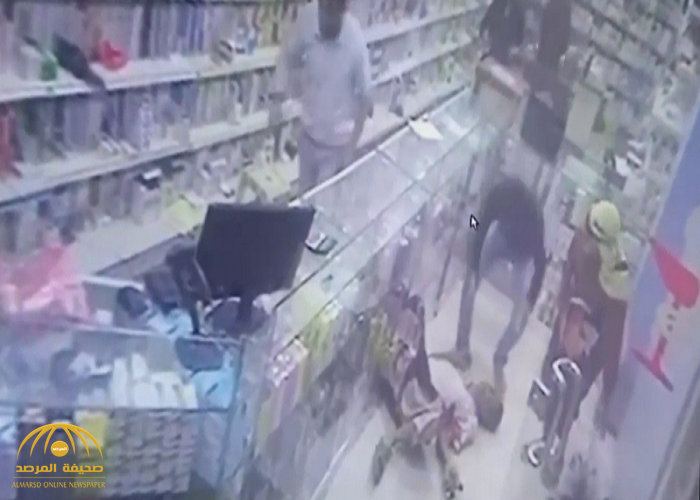 شاهد: يمني يلفظ أنفاسه الأخيرة بعد إصابته بشظايا صاروخ حوثي وهو داخل صيدلية لشراء أدوية!