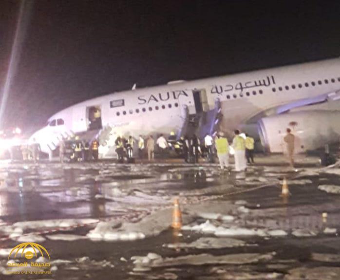 شاهد ..  هبوط طائرة تابعة للخطوط السعودية بدون إنزال العجلات الأمامية في مطار الملك عبدالعزيز بجدة
