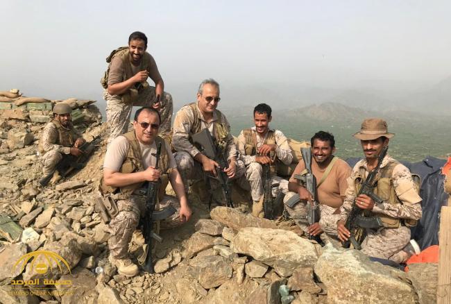شاهد بالصور قائد القوات المشتركة "فهد بن تركي" فوق جبل مع عدد من الجنود المرابطين على الجبهة في منطقة العمليات