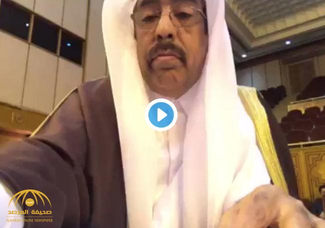 بعدما تجاهلته الكاميرات .. مندوب قطر بالجامعة العربية يصور نفسه بـ«هاتفه» .. وسخرية واسعة بين النشطاء