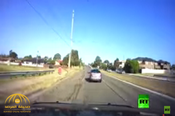 شاهد: سائق "سكران" يقود سيارته بسرعة جنونية.. هكذا انتهى به الحال!