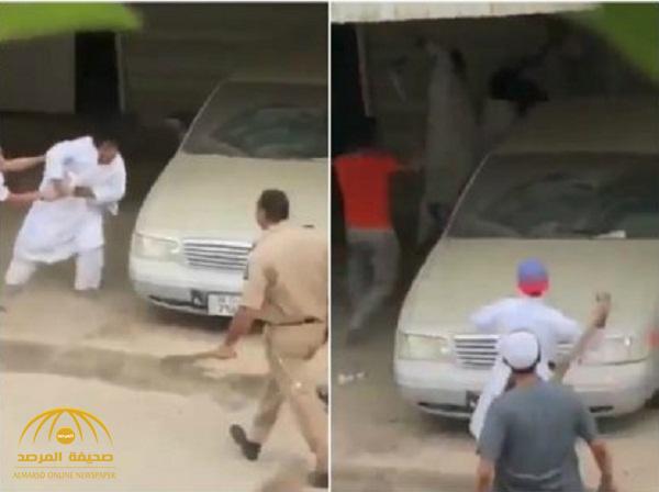 بالفيديو.. رجل أمن كويتي وأبنائه يعتدون بالضرب العنيف على طالب بالجهراء