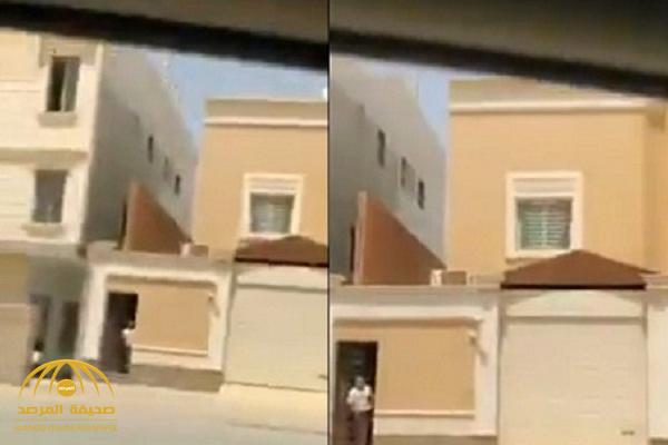بالفيديو : مواطن يروع وافد لحظة إطلاق صافرات الإنذار ويخبره أن هناك حرب .. شاهد ردة فعله