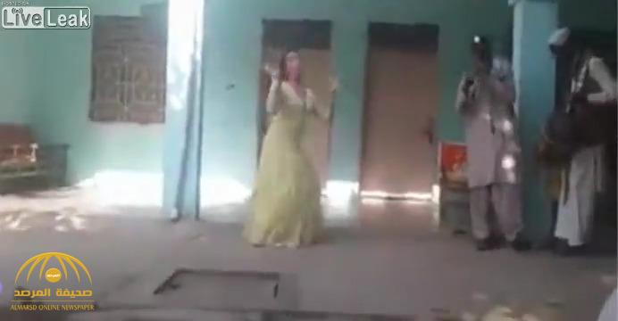شاهد .. لحظة وفاة راقصة برصاصة طائشة في فرح شعبي في باكستان