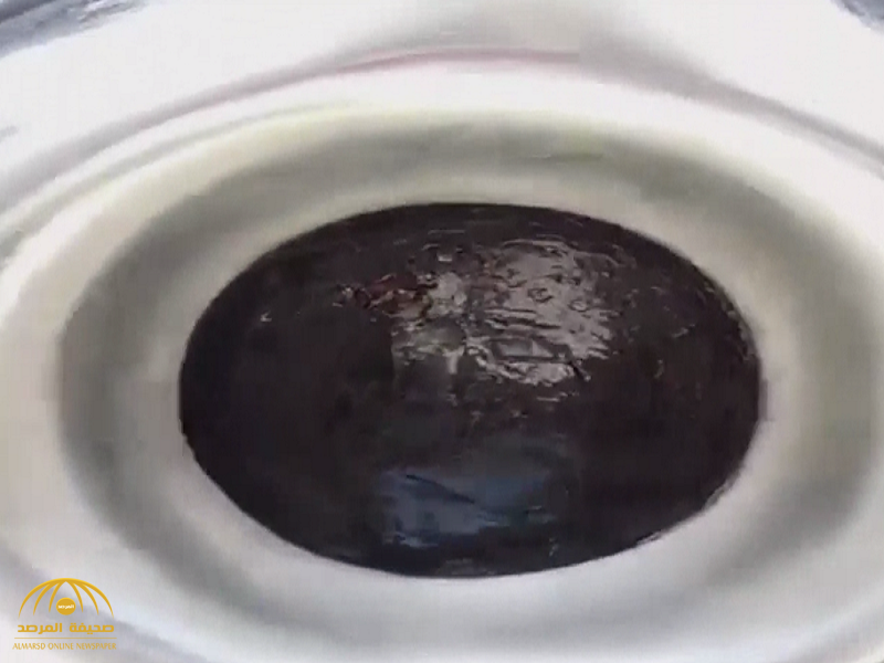 عاد شظايا إلى الكعبة أكبر قطعة بحجم "التمرة".. شاهد بالفيديو: الشكل الحقيقي للحجر الأسود من أقرب نقطة