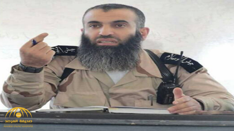 شاهد.. القاضي الشرعي لـ"جيش الإسلام" في سوريا يحلق ذقنه بعد هروبه إلى تركيا-صورة