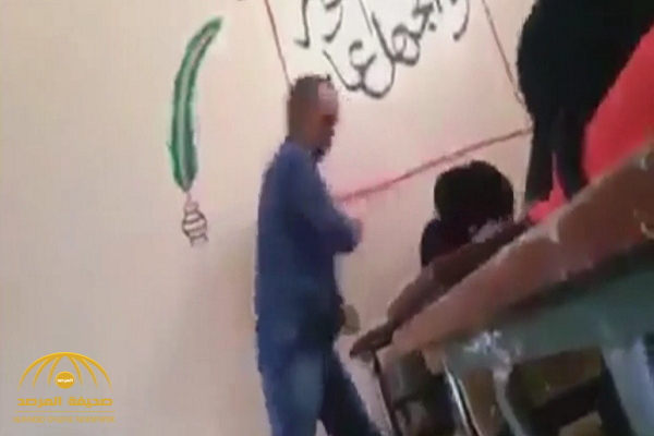 بالفيديو: معلم في حالة هيجان يعتدي بعنف على طالبة ويشد شعرها داخل فصل بالمغرب.. ونهاية غير متوقعة للمشهد!