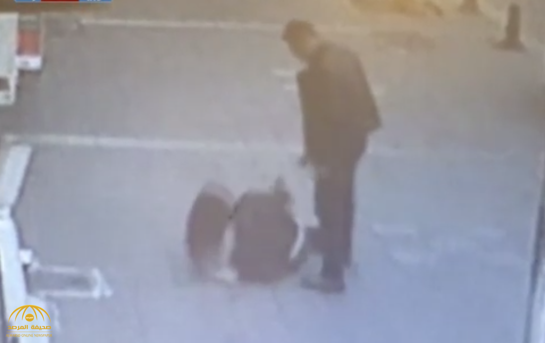 بالفيديو: تركي يعتدي على زوجته في شارع بإسطنبول .. فجاء الرد سريعا من أحد المارة!