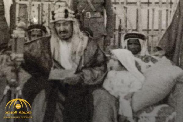 شاهد.. صورة نادرة للملك عبدالعزيز وبجواره الملك سلمان وهو طفل