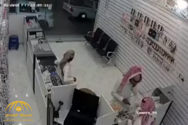 شاهد كاميرا مراقبة توثق لحظة سرقة شاب جوالين من داخل محل بعد مغافلة البائع صحيفة المرصد