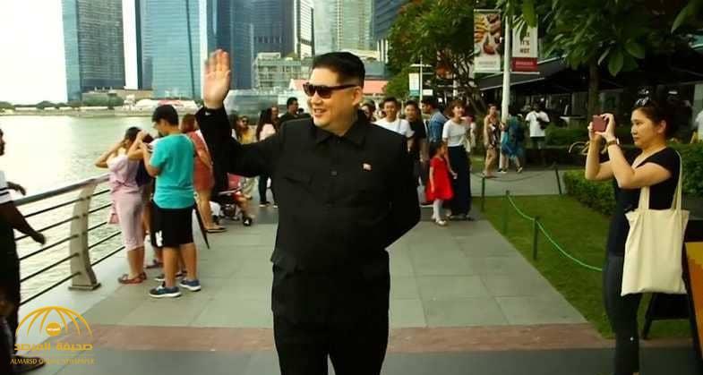 شاهد بالفيديو: شبيه  زعيم كوريا الشمالية نسخة طبق الأصل يتجول في سنغافورة