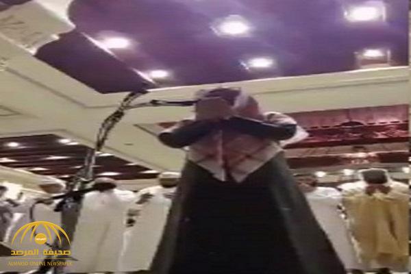 بالفيديو .. "مسحور" يصرخ ويبكي أثناء الدعاء على السحرة بصلاة التراويح في الإمارات