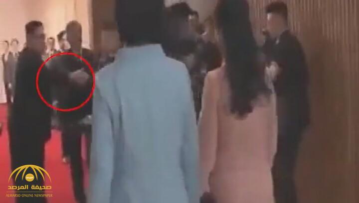 بالفيديو.. زعيم كوريا الشمالية يدفع مصورا من طريق زوجته