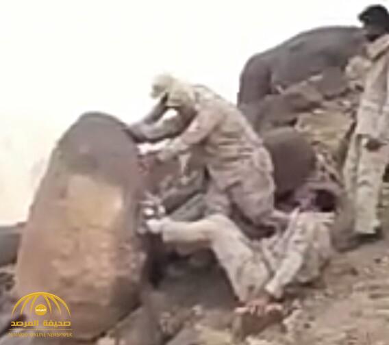 شاهد كيف أزاح مرابطون بالحد الجنوبي صخرة يتحصن خلفها الحوثيين!