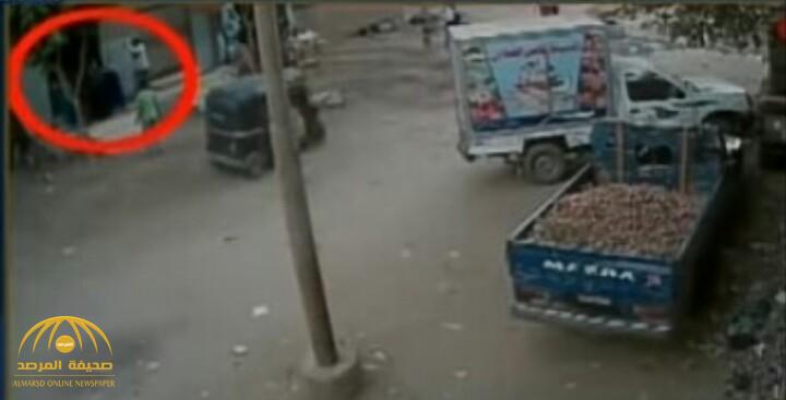 فيديو .. مصري يسحل فتاتين في الشارع.. وإحدى الضحيتين تروي تفاصيل الواقعة