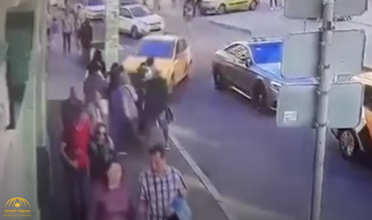 شاهد بالفيديو .. اللقطات الأولى لدهس المارة في روسيا بواسطة سيارة أجرة