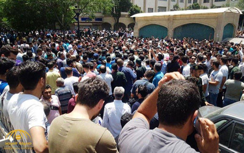 بالفيديو .. مظاهرات إيران تصل لسوق طهران الكبير والتجار ينضمون