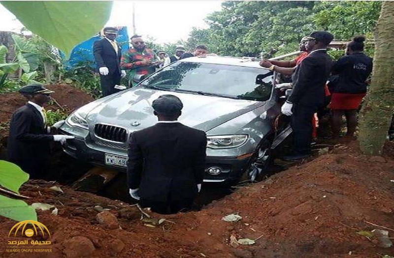 كلفته 88 ألف دولار.. شاهد بالصور :  نيجيري ثري يقبر والده داخل سيارة فارهة