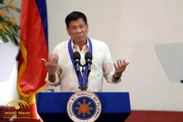 الرئيس الفلبيني يثير غضب المسيحيين في بلاده بعد سخريته من فكرة الخلق ووصف الرب بأنه "سخيف"!