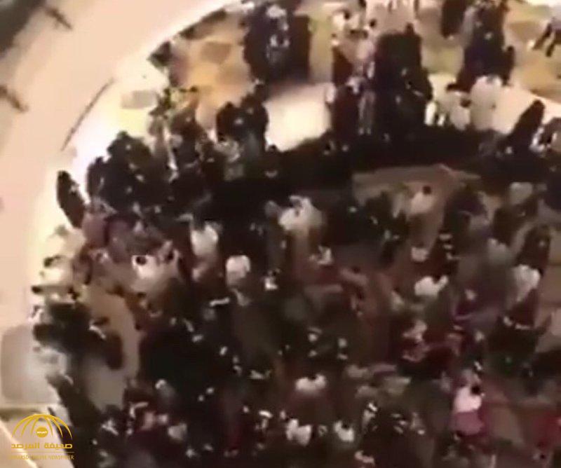 شاهد: فيديو يوثق لحظة رمي أحد مشاهير "سناب" النقود على المتسوقين في أحد المولات!