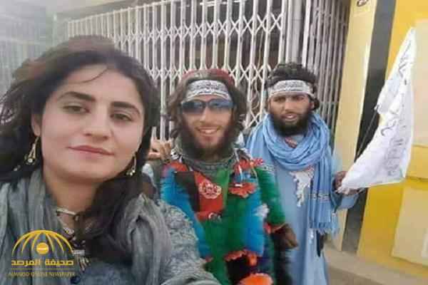 شاهد بالصور.. امرأة غير محجبة تفاجئ عناصر طالبان وتلتقط معهم صورة سيلفي للمرة الأولى!
