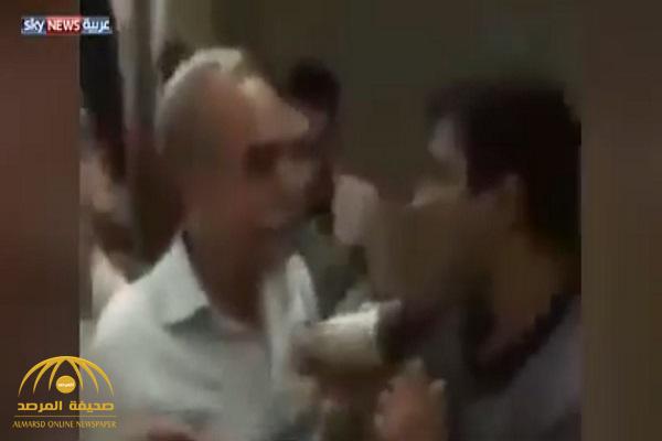 شاهد: وزير تركي يضرب صحفي ويصفعه بعدما وجه له هذا السؤال؟