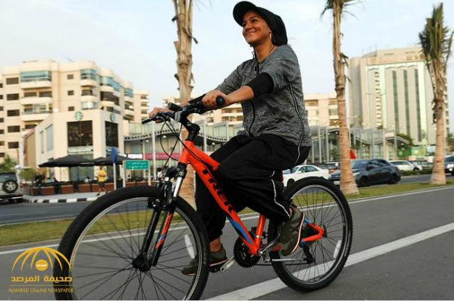 بالفيديو و الصور: مصممة أزياء سعودية تبتكر زي نسائي جديد لقيادة الدراجات الهوائية بجدة