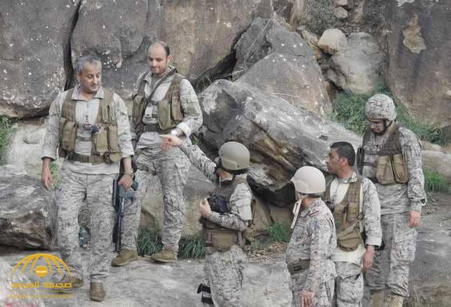 شاهد .. صور جديدة لقائد القوات المشتركة "فهد بن تركي" فوق جبل أثناء تفقده للعمليات العسكرية باليمن
