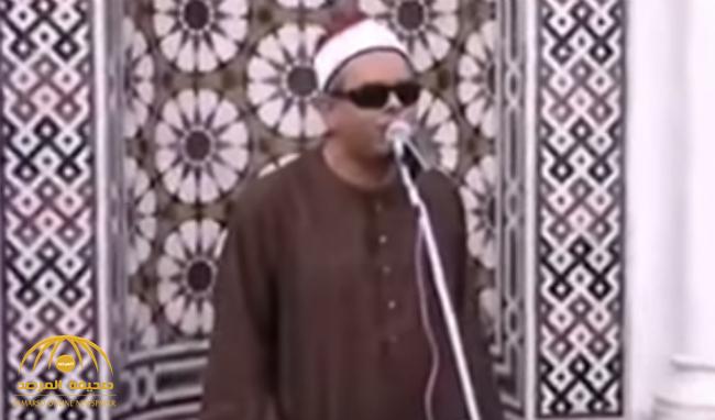 شاهد.. داعية مصري يغني لـ"الخمورجية والحشاشين" من داخل مسجد في القاهرة!