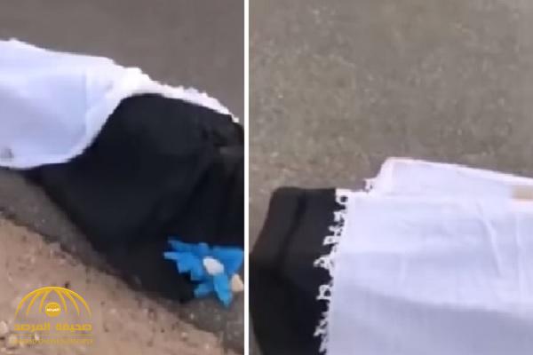 بالفيديو.. جثة شخص مُلقاة على قارعة طريق عام.. تثير جدلًا بالأحساء!