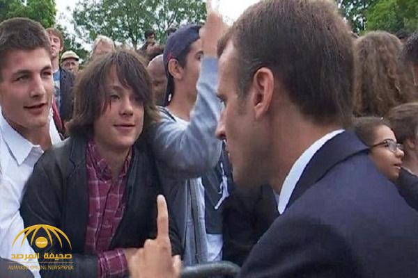 بالفيديو : الرئيس الفرنسي يعنف شاباً بعد مناداته له بهذا الاسم