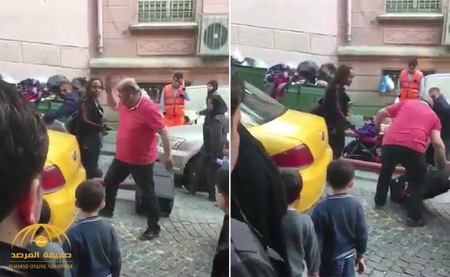 شاهد بالفيديو : سائق تاكسي يهاجم سائحة ويلقي بحقيبتها على الأرض في تركيا